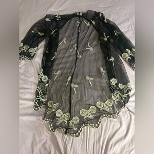 Black and white kimono. 3/4 sleeve and slightly see through. Size 2X
